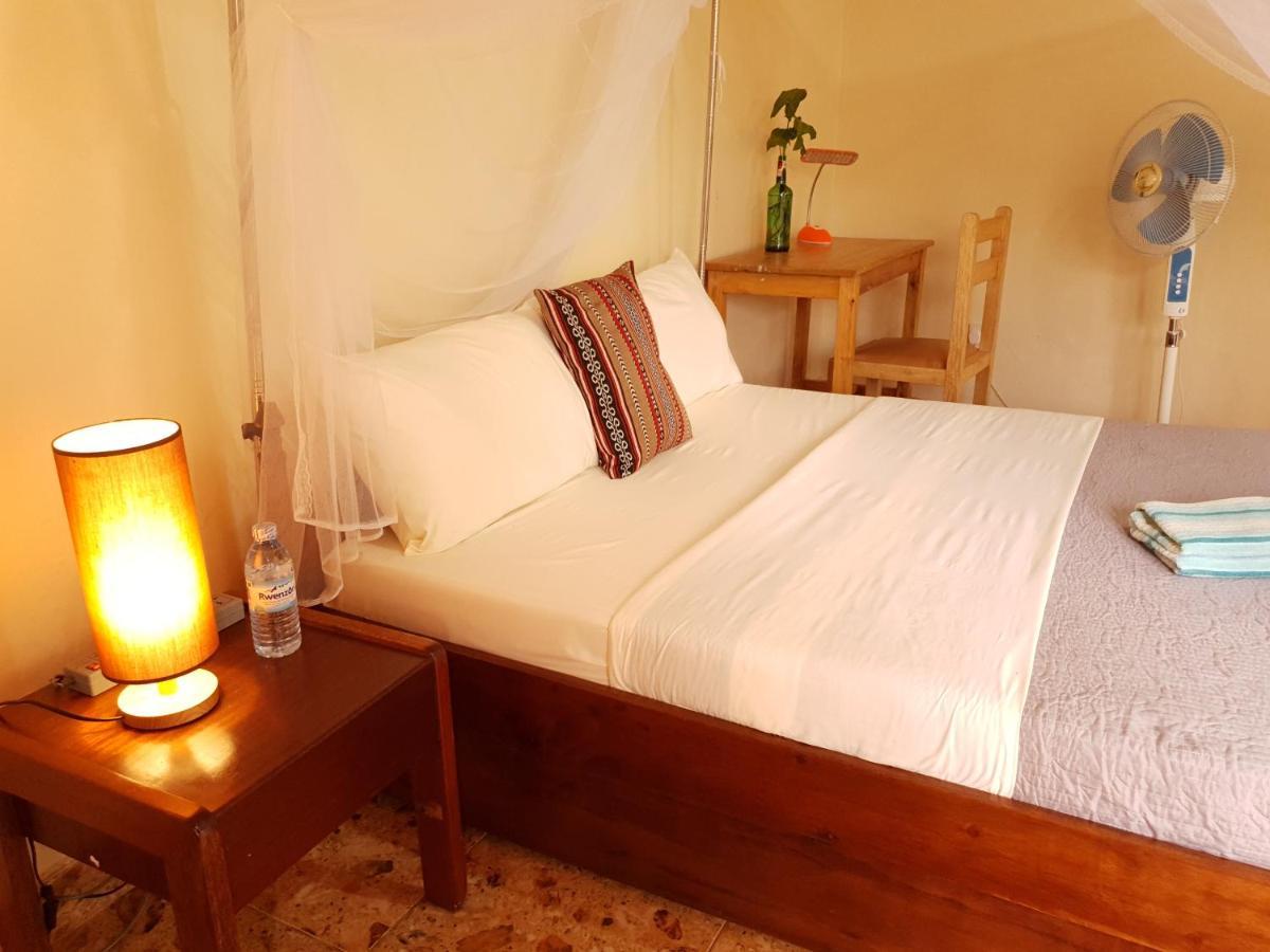 Annas Bed And Breakfast Entebbe Eksteriør bilde